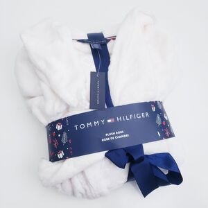Tommy Hilfiger Plush New With Tag Robe Gift Set